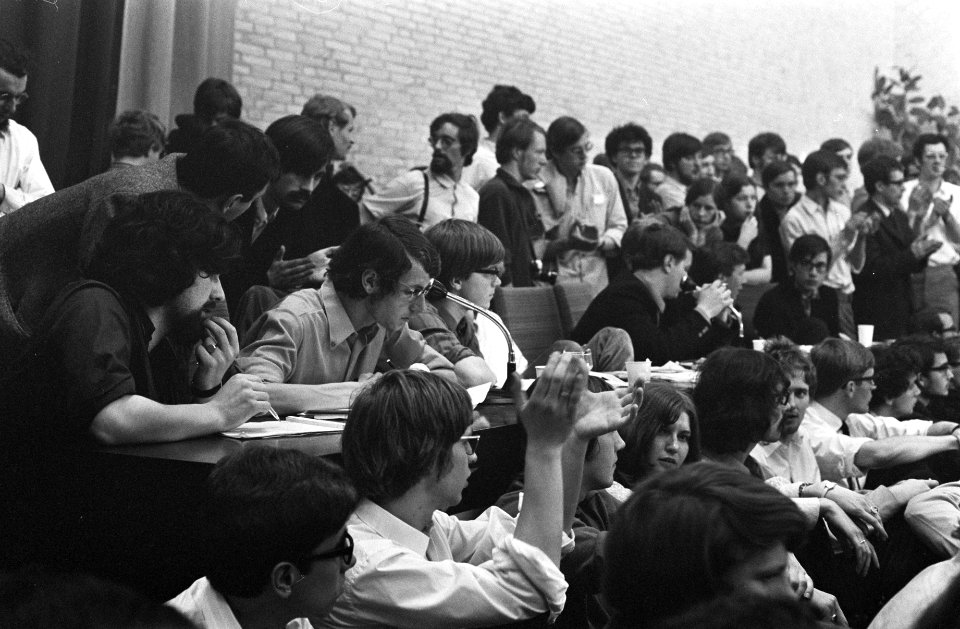 Bezetting Hogeschool in Tilburg dr. Tom de Booy met studenten, Bestanddeelnr 922-3825
