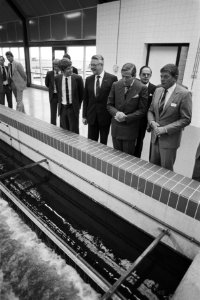 Bezichtiging van de installatie. Derde van rechts Prins Claus, vierde van rechts, Bestanddeelnr 931-7024