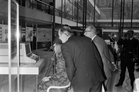 Bezichtiging van het nieuwe centrum, Bestanddeelnr 924-4141