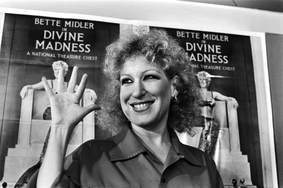 Bette Midler geeft een persconferentie in het city-theater in Amsterdam vanwege , Bestanddeelnr 931-2811