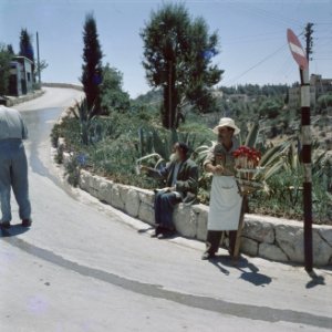 Bedelaar en een verkoper van lollies langs de weg, Bestanddeelnr 255-9259