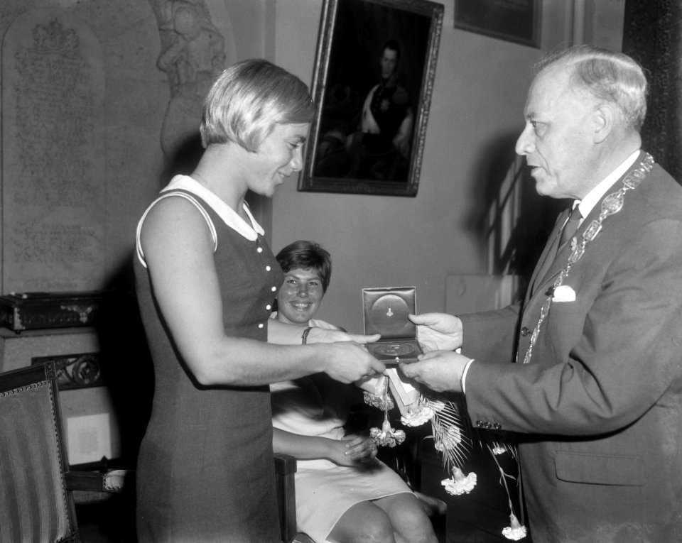 Betty Heukels ontvangt in het stadhuis van Den Bosch de penning van de stad Den , Bestanddeelnr 919-5076