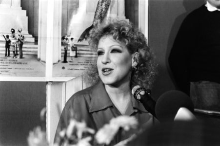 Bette Midler geeft een persconferentie in het city-theater in Amsterdam vanwege , Bestanddeelnr 931-2812