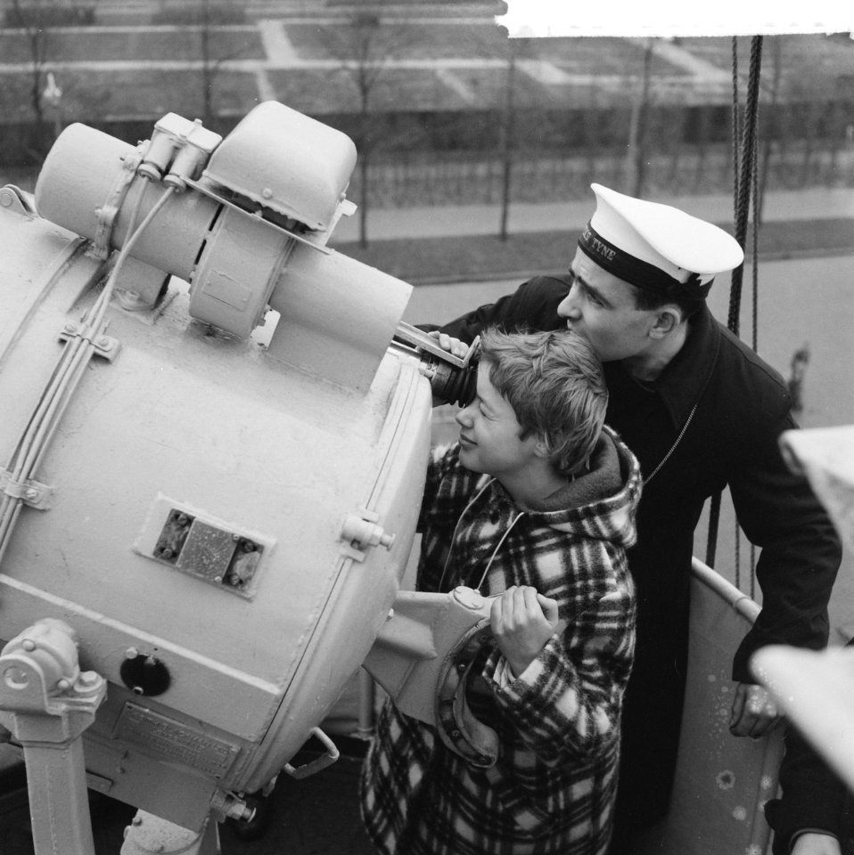 Bezoek aan boord Engelse oorlogsschepen te Rotterdam, Bestanddeelnr 911-8138