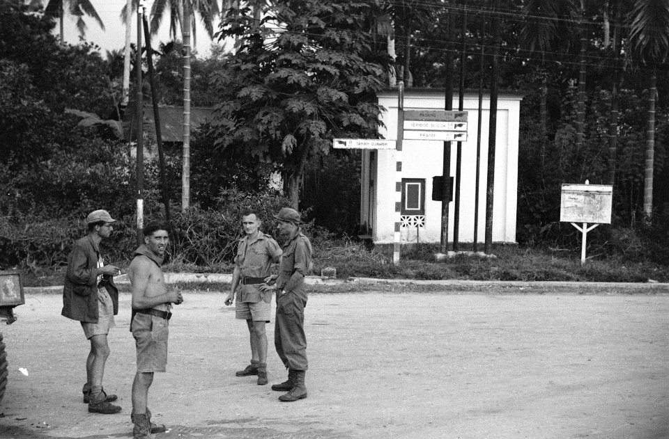 Bezetting van Siantar Nederlandse militairen op straat Achter hen een wegwijze, Bestanddeelnr 7565
