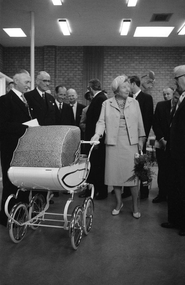 Bezoek aan Friesland van H M Bezoek aan Riemersma Kinderwagenfabriek in Surhui, Bestanddeelnr 912-3838