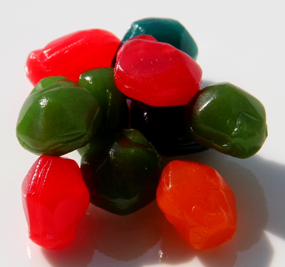 Betty Crocker Fruit Gushers pieces (cropped)