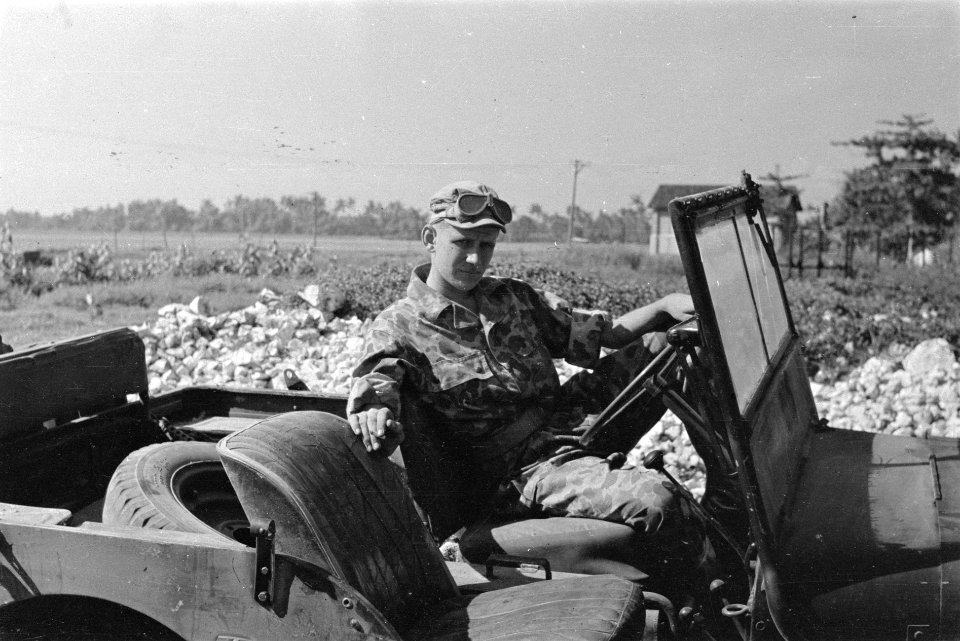 Bezoek aan Medan. Chauffeur van een jeep, Bestanddeelnr 5002