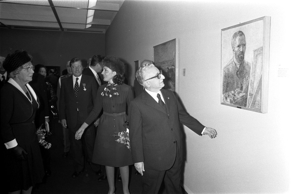 Bezoek aan het Van Goghmuseum v.l.n.r. Koningin Juliana, mevrouw Leone en presi, Bestanddeelnr 926-7840