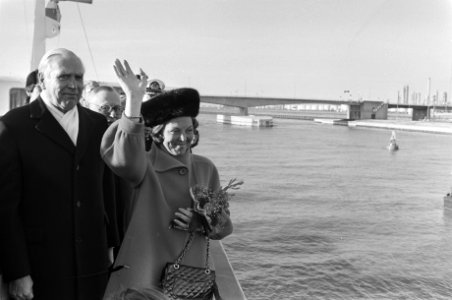Beatrix opent Hartelkanaal in Rotterdam-Europoort. Loco burgemeester J. G. van d, Bestanddeelnr 931-8980