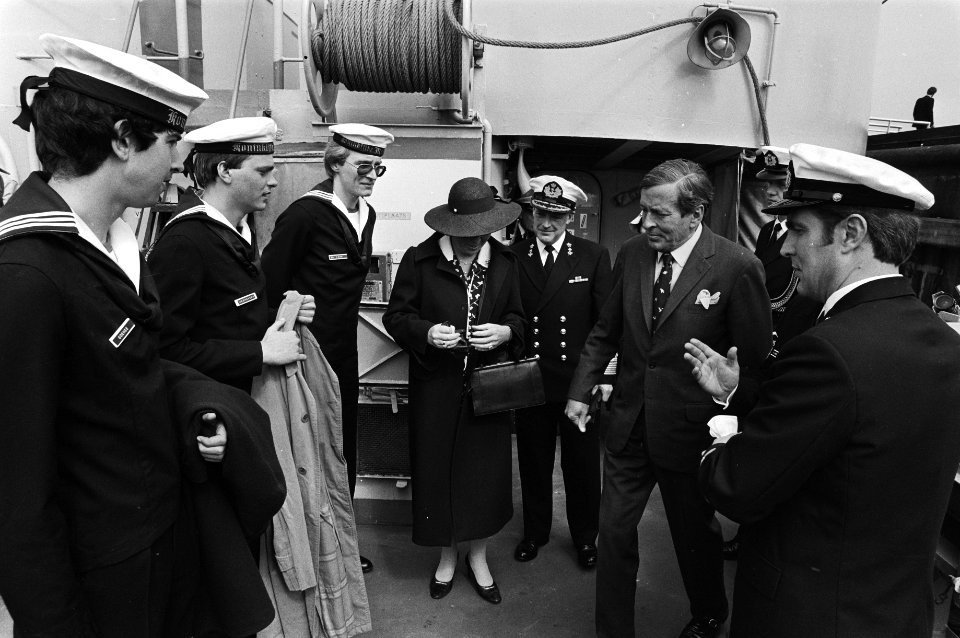 Bezoek aan Koninklijke Marine in Den Helder door Beatrix en Claus, Beatrix en Claus op de Hr. Ms. fregat Jaguar, Bestanddeelnr 931-4738
