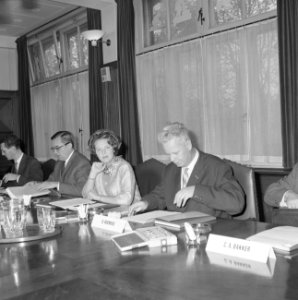 Beatrix vergadering van de vakcentrales bijgewoond in PC Hooftstraat te Amsterda, Bestanddeelnr 915-7188