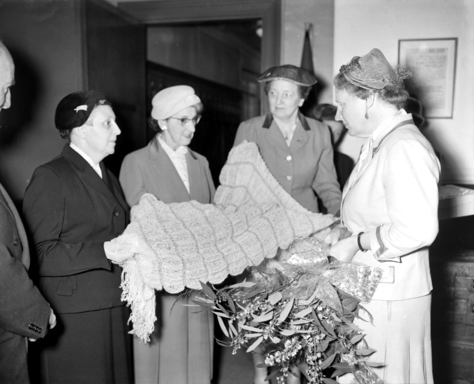 Bezoek aan Hoorn (aanbieden van stola namens de vrouwen van Hoorn), Bestanddeelnr 909-3523