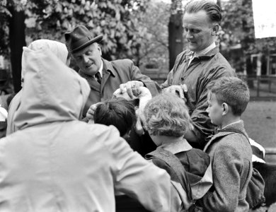 Bezoek 10 blinde kinderen van het Blindeninstituut Brossum aan Artis, onder lei…, Bestanddeelnr 904-5825