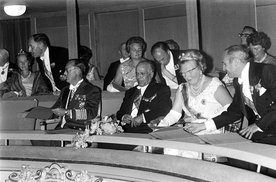 Bezoek aan Koninklijke Schouwburg te Den Haag , in de loge v.l.n.r. prins Bernha, Bestanddeelnr 919-3323