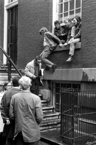 Bezetting Maagdenhuis, Amsterdam Via een raam komt ASVA voorzitter J. Middendorp, Bestanddeelnr 922-4332