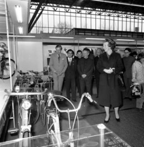 Beatrix en Prins temidden van Chinezen rijwielen, Bestanddeelnr 929-1376