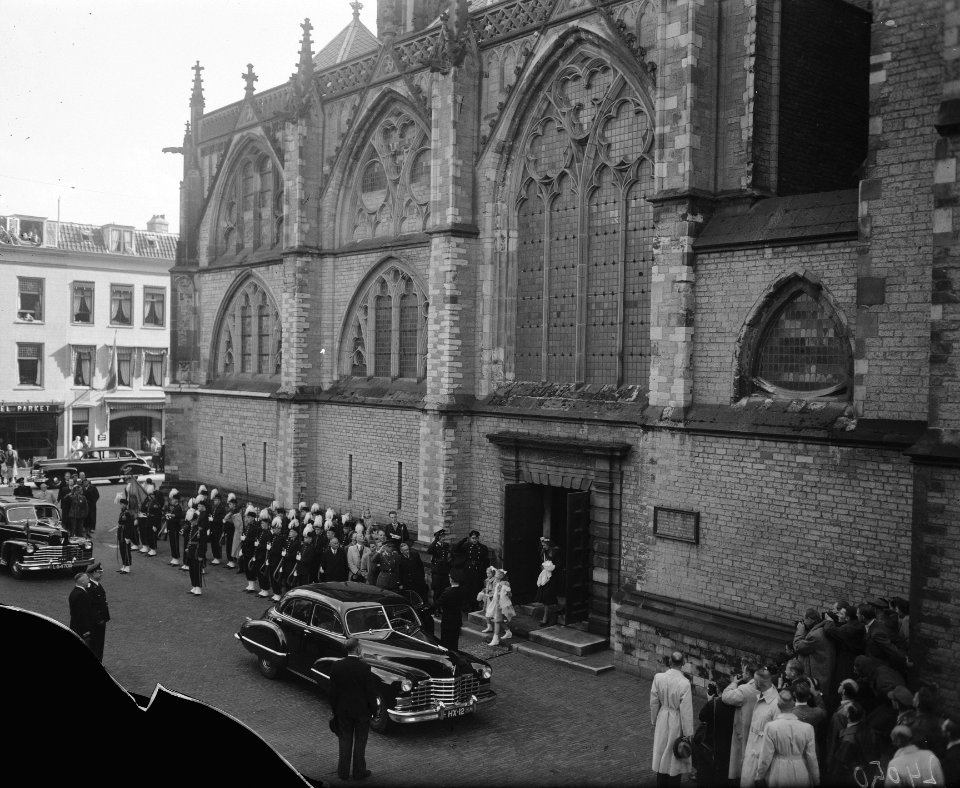 Beatrix en Irene verlaten de kerk, Bestanddeelnr 902-4050