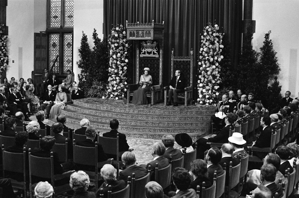 Beatrix leest de troonrede voor, rechts Claus op de voorgrond toehoorders, Bestanddeelnr 931-6839