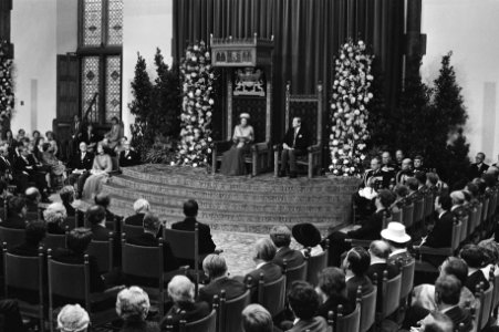 Beatrix leest de troonrede voor, rechts Claus op de voorgrond toehoorders, Bestanddeelnr 931-6839