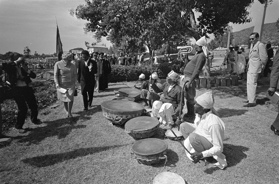 Bezoek aan Axum koningin Juliana bij orkestje, Bestanddeelnr 922-0682