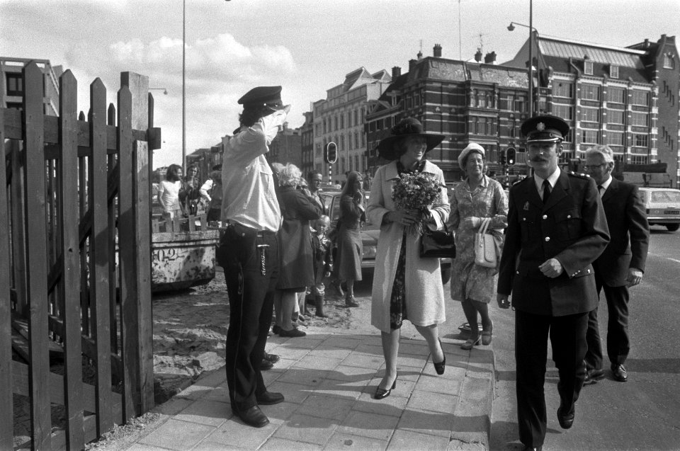 Beatrix tijdens de wandeling naar het Pintohuis, Bestanddeelnr 928-1157