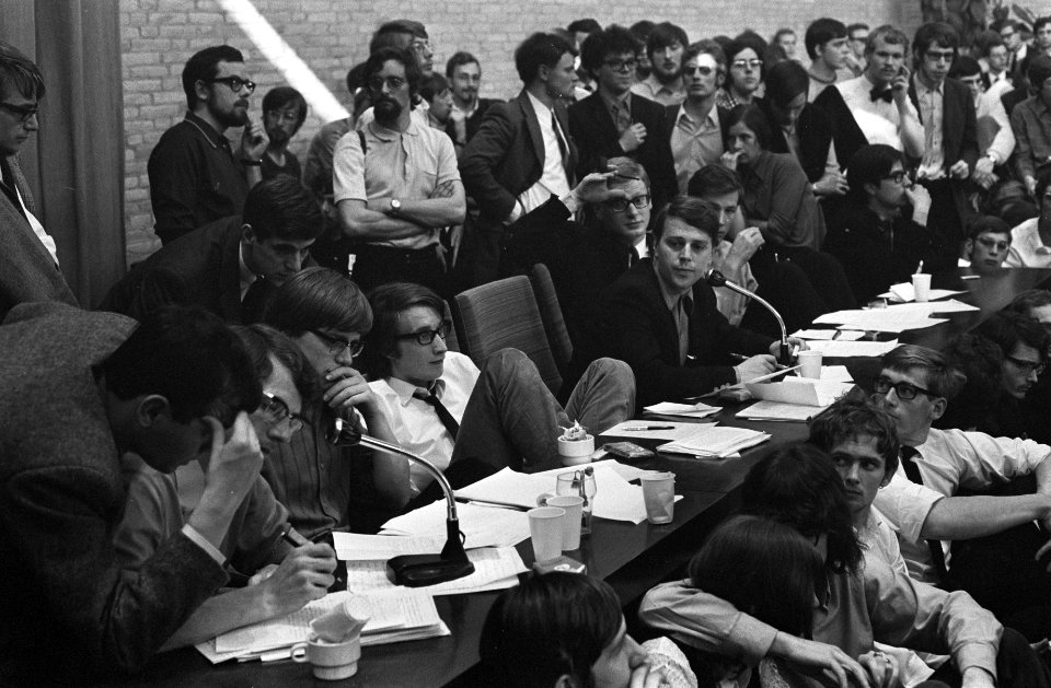 Bezetting Hogeschool in Tilburg dr. Tom de Booy met studenten, Bestanddeelnr 922-3821