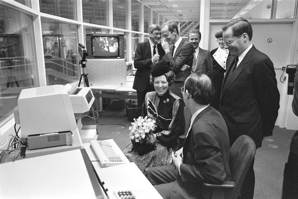 Beatrix opent het nieuwe Ministerie van O&W in Zoetermeer Beatrix achter de com, Bestanddeelnr 933-2017