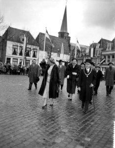 Bezoek aan Hoorn door koningin Juliana Wandeling met rechts burgemeester Cannem, Bestanddeelnr 909-3531