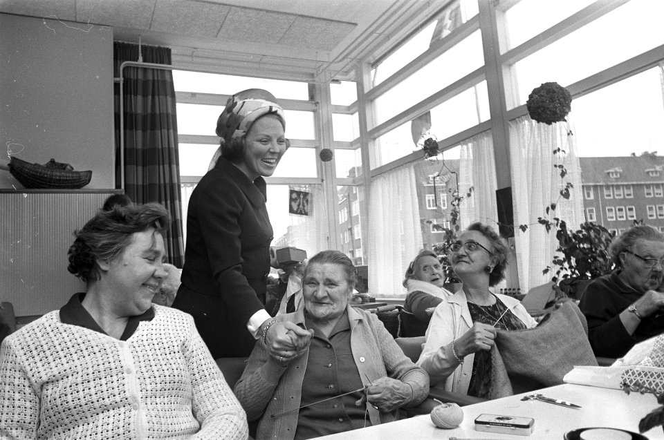 Beatrix schudt tijdens de rondgang de hand van een van de bejaarden, Bestanddeelnr 925-5589