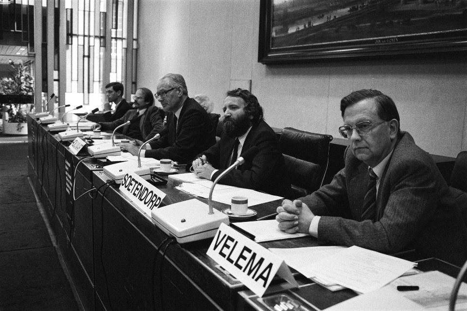 Bezinningsdag over racisme in het oud Stadhuis van Den Haag v.r.n.l. de forumle, Bestanddeelnr 932-9804