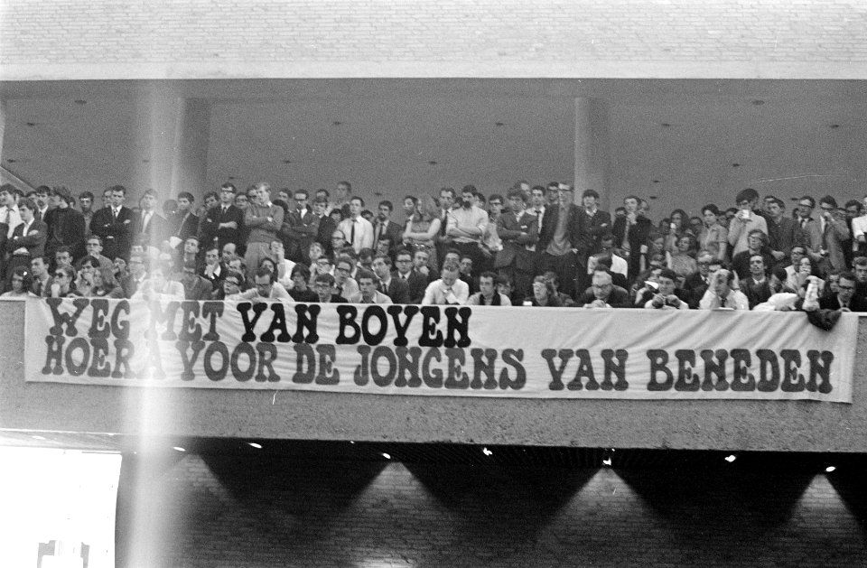 Bezetting Hogeschool in Tilburg dr. Tom de Booy met studenten, Bestanddeelnr 922-3819