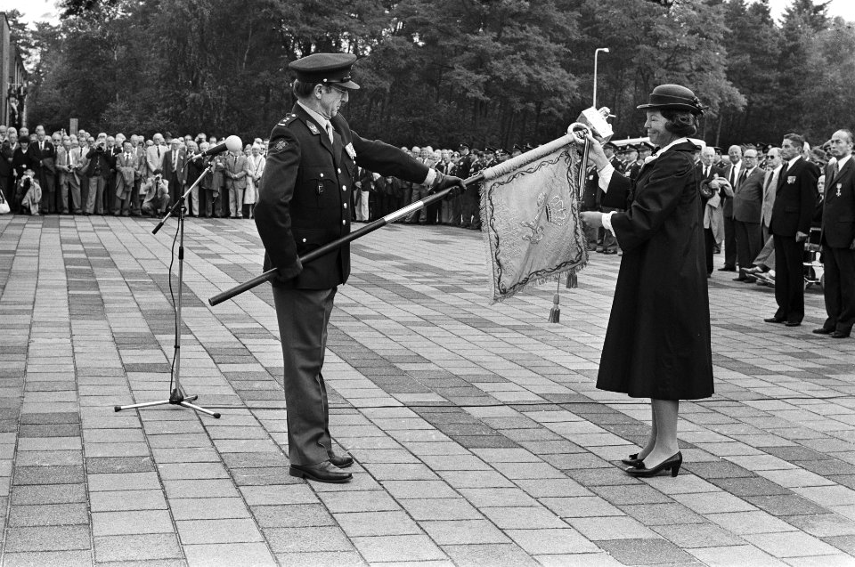 Beatrix reikt in Nunspeet het verzetsherdenkingskruis aan Regiment Stoottroepen , Bestanddeelnr 932-3028