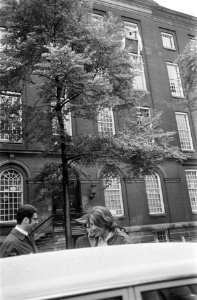 Bezetting Maagdenhuis, Amsterdam Via een raam komt ASVA voorzitter J. Middendorp, Bestanddeelnr 922-4340