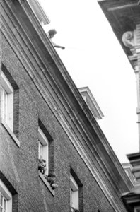 Bezetting Maagdenhuis Amsterdam, door studenten politie op dak Maagdenhuis, uit , Bestanddeelnr 922-4355