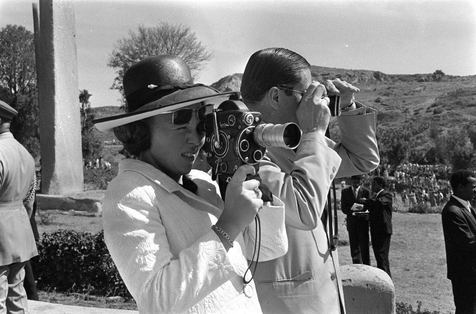 Bezoek aan Axum Beatrix en Claus filmend en fotograferend, Bestanddeelnr 922-0683