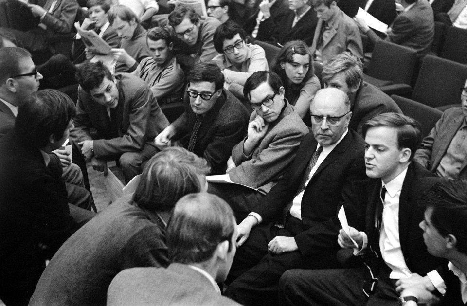 Bezetting Hogeschool Tilburg vergadering in de aula prof. Godefroy (2e van recht, Bestanddeelnr 922-3752