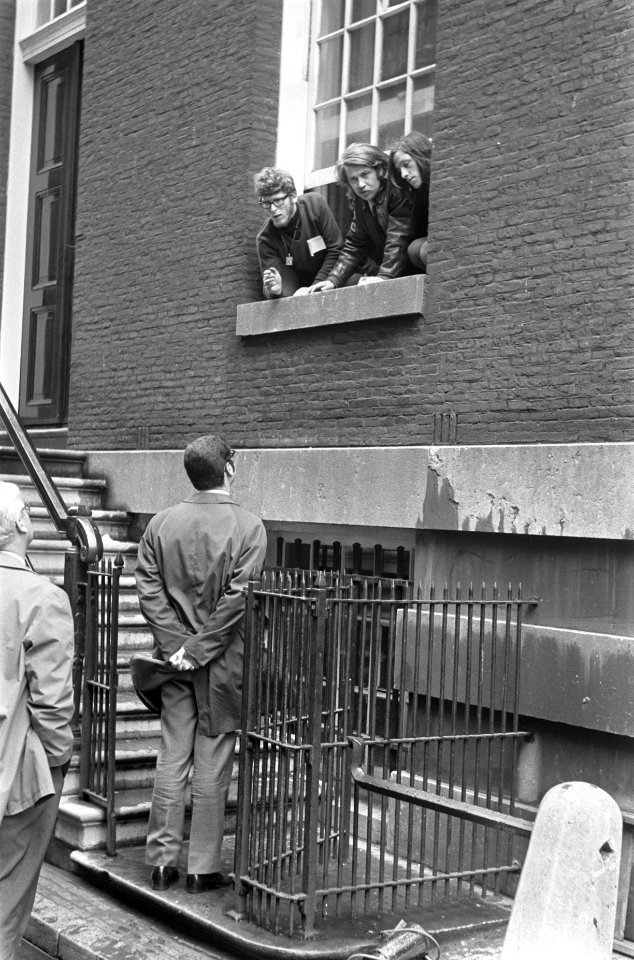 Bezetting Maagdenhuis, Amsterdam Ed van Thijn overlegt met bezetters in het Maag, Bestanddeelnr 922-4331