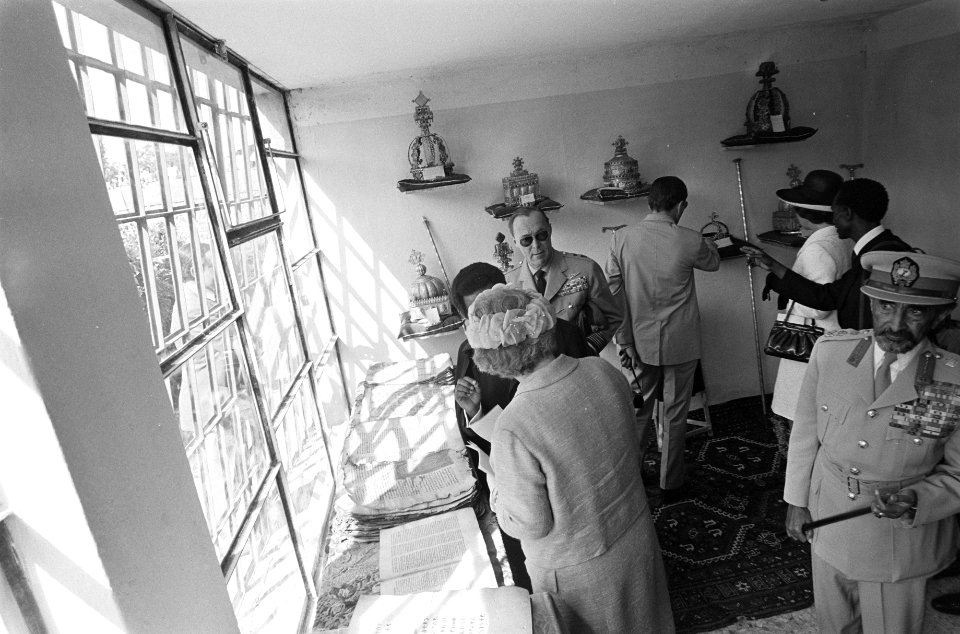 Bezoek aan Axum bezoek aan kerk, Koninklijke gasten bekijken Kroonjuwelen, Bestanddeelnr 922-0680