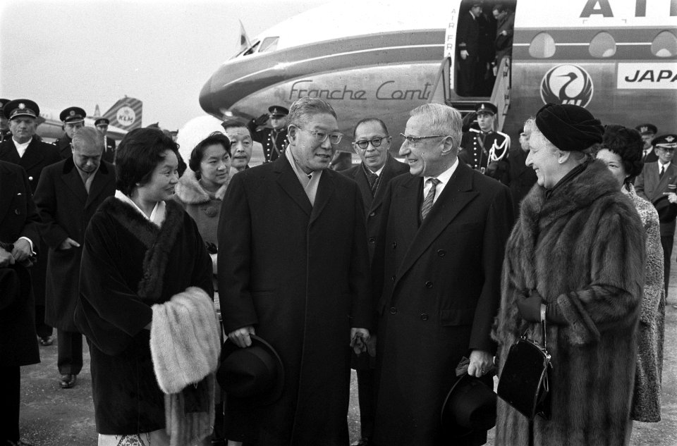 Bezoek Ikeda (Haiyoto), Japanse Minister-President, aankomst op Schiphol, Bestanddeelnr 914-5300