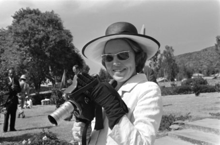 Bezoek aan Axum Beatrix en Claus filmend en fotograferend, Bestanddeelnr 922-0684
