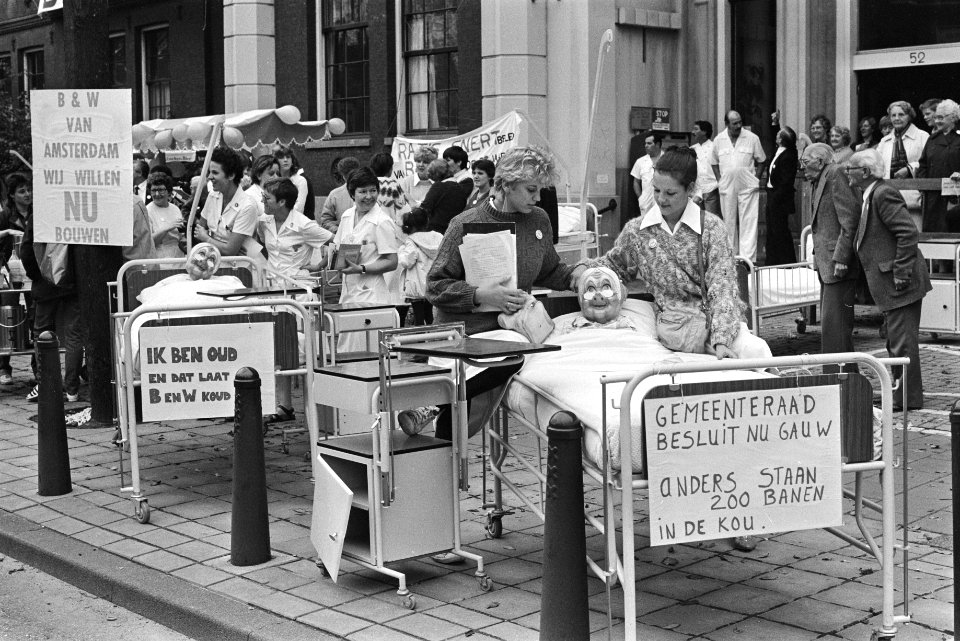Bedden buiten voor de deur, als protest, Bestanddeelnr 932-3699