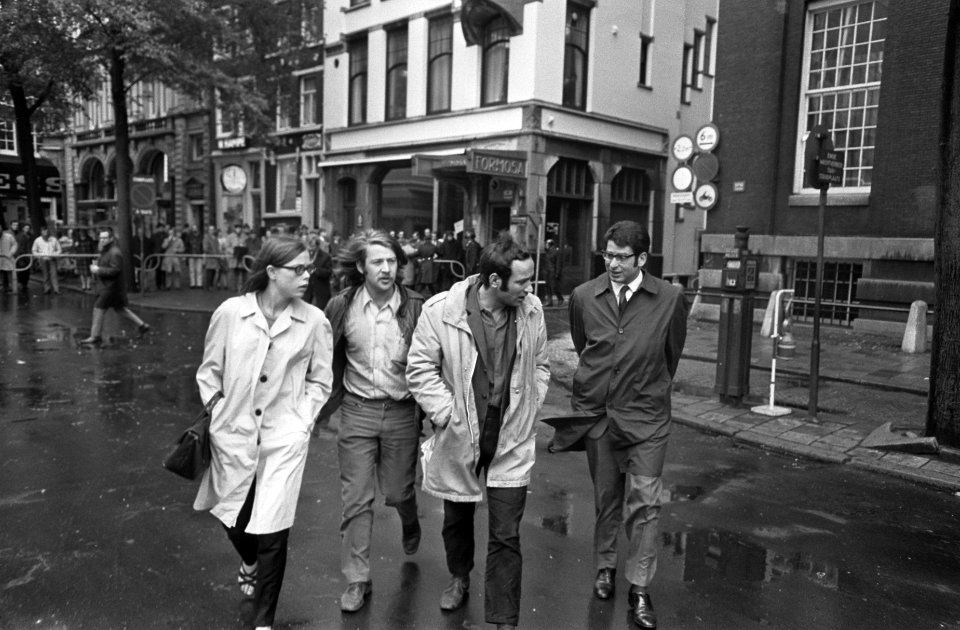 Bezetting Maagdenhuis, Amsterdam 3 vertegenwoordigers v de studenten met rechts , Bestanddeelnr 922-4330