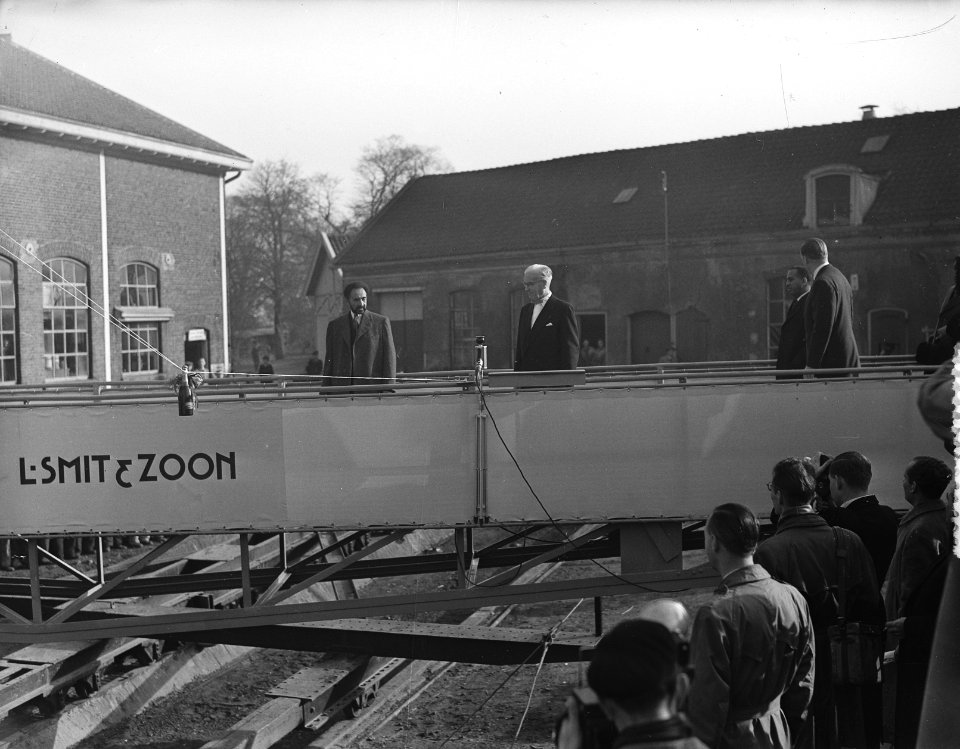 Bezoek Keizer Selassie, tweede dag, tewaterlating Kinderdijk sleepboot Shegnew, Bestanddeelnr 906-8247