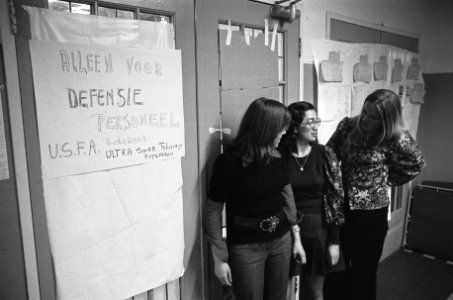 Bezetting USFA-Philips Helmond, meisjes in de hal, Bestanddeelnr 927-0610