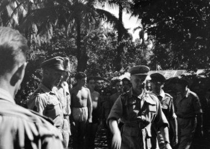 Bezoek aan Padang. Generaal Kruls en zijn gezelschap wordt door kolonel J.W. Sl, Bestanddeelnr 4816
