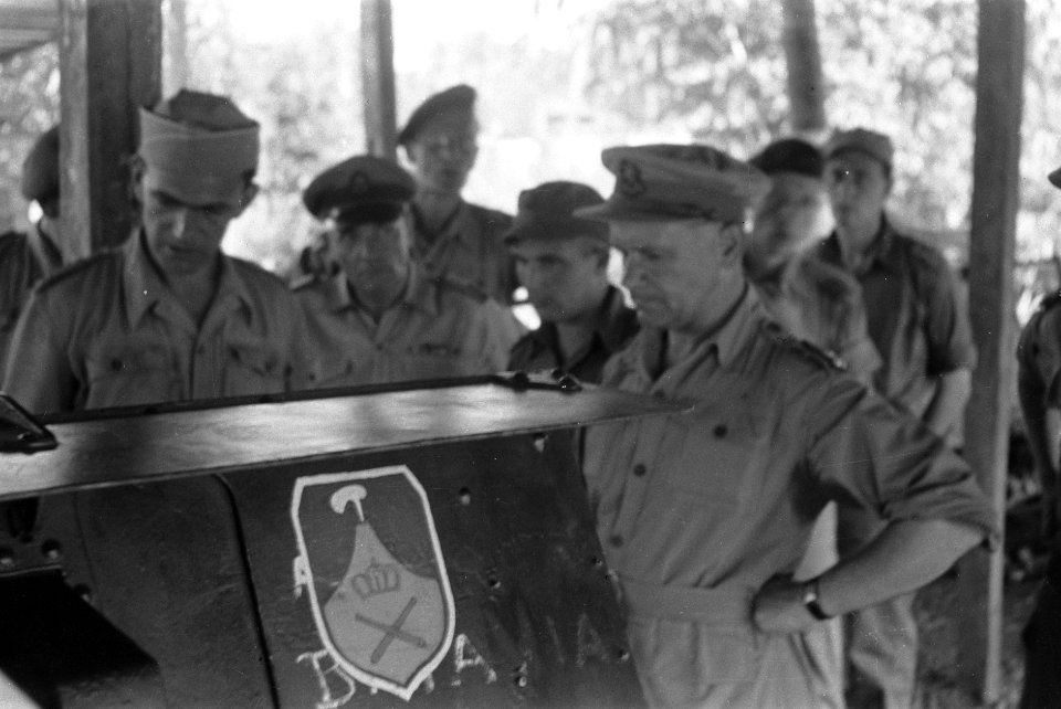 Bezoek aan Padang. Generaal Kruls en zijn gezelschap wordt door kolonel J.W. Sl, Bestanddeelnr 4815