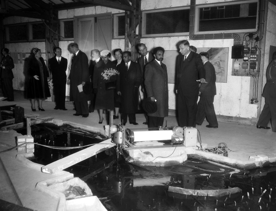 Bezoek Keizer Selassie, tweede dag, Delft Waterloopkundig laboratorium, Bestanddeelnr 906-8262
