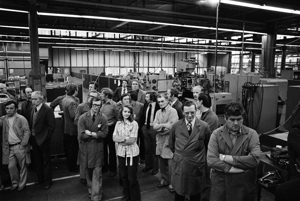 Bezetting Tealtronic werknemers tijdens bijeenkomst in de fabriekshal, Bestanddeelnr 928-9732