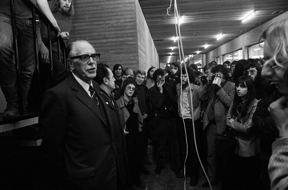 Bezetting Rotterdamse Erasmusuniversiteit, rector-magnificus Meijer (links) somm, Bestanddeelnr 926-2334